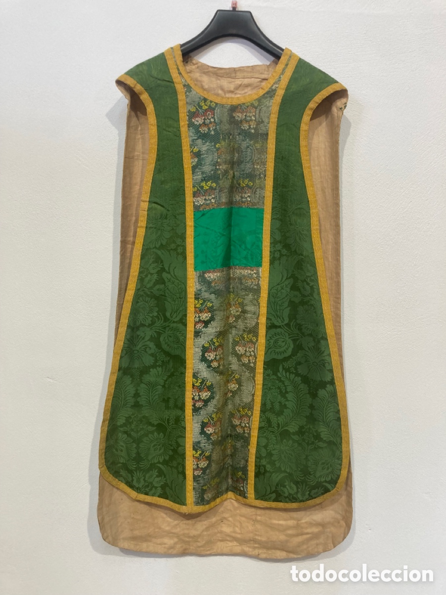 Vestimenta antigua eclesi&aacute;stica 3