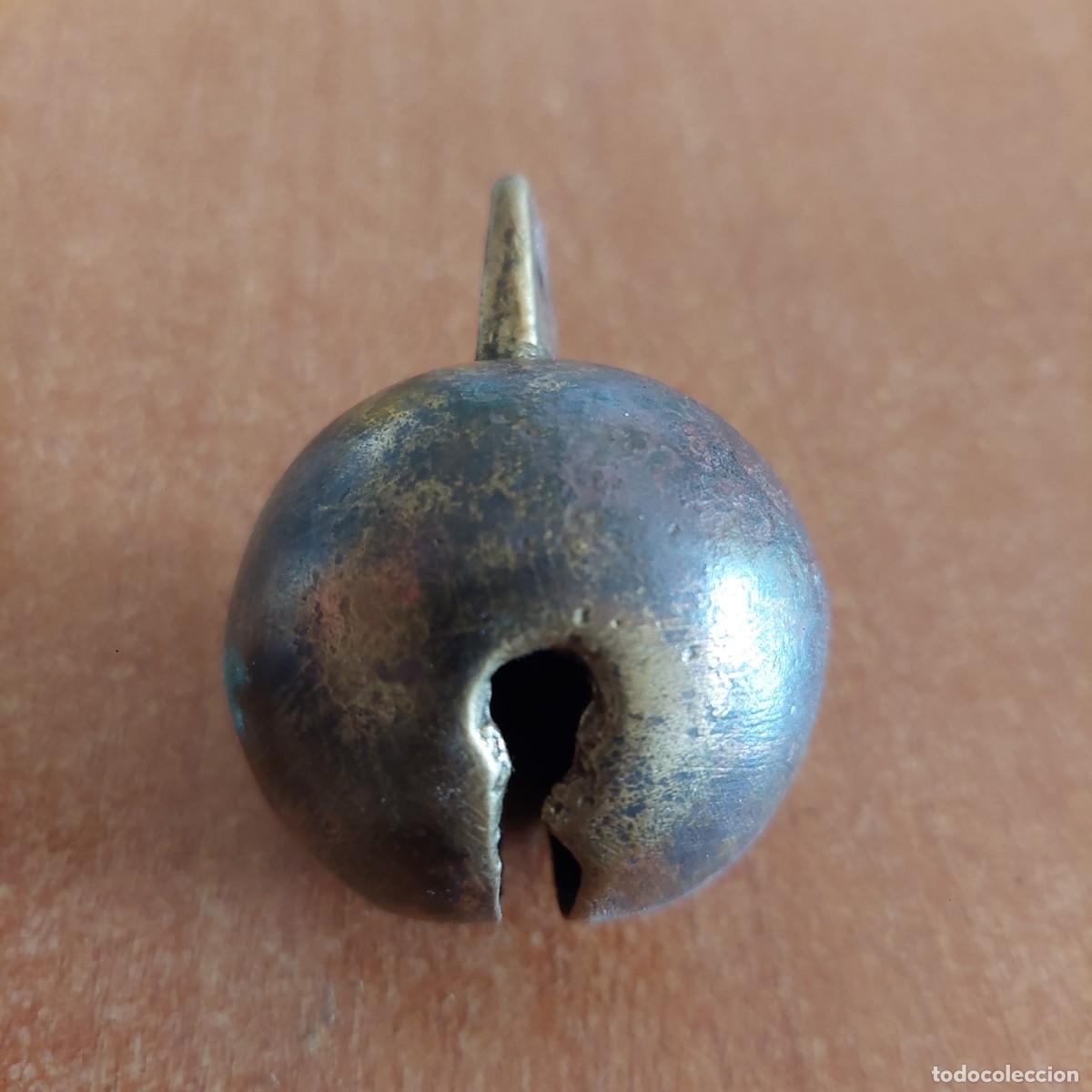 Antig&uuml;edades: Antiguo gran cascabel de bronce - Foto 3