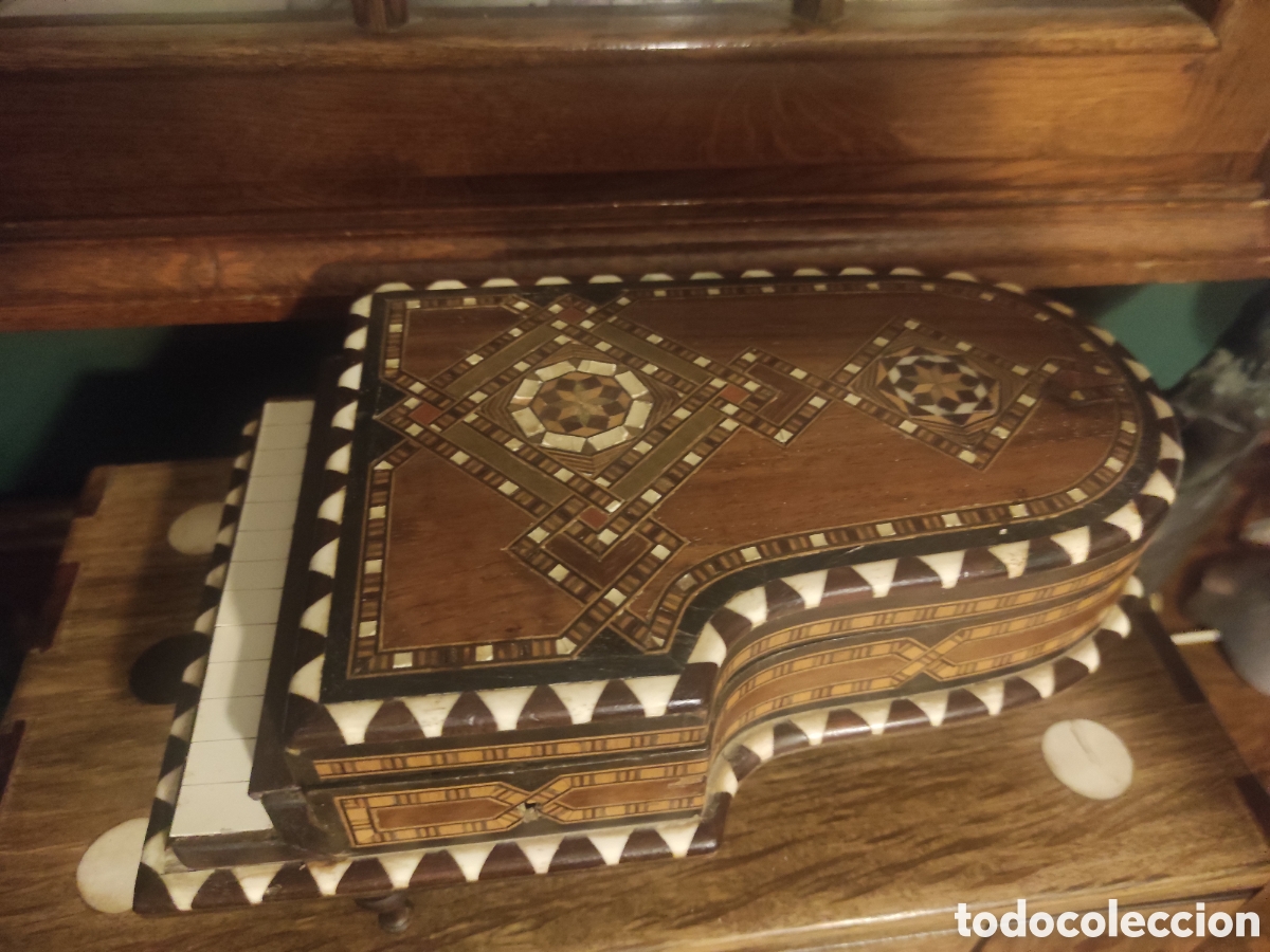 Antig&uuml;edades: Joyero de madera y taracea - Foto 2