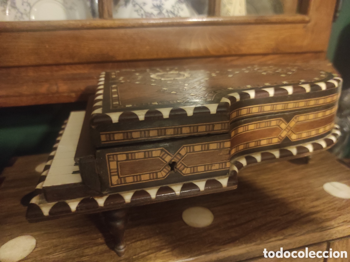 Antig&uuml;edades: Joyero de madera y taracea - Foto 1