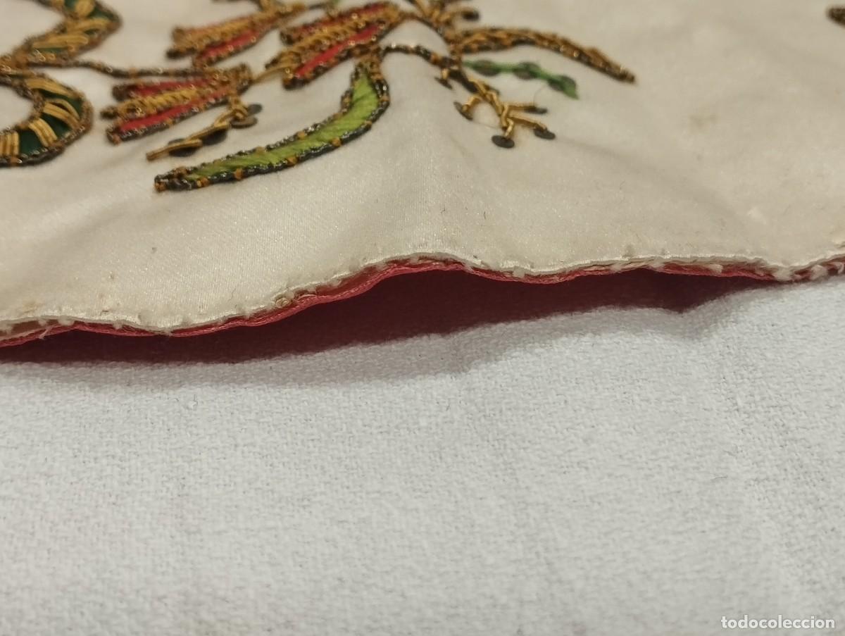 Antig&uuml;edades: CUELLO DE DALM&Aacute;TICA EN SEDA BORDADA E HILO DE ORO (S. XIX) - Foto 7