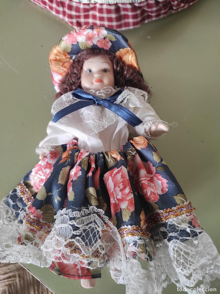 Antig&uuml;edades: Mu&ntilde;eca de porcelana con traje - Foto 1