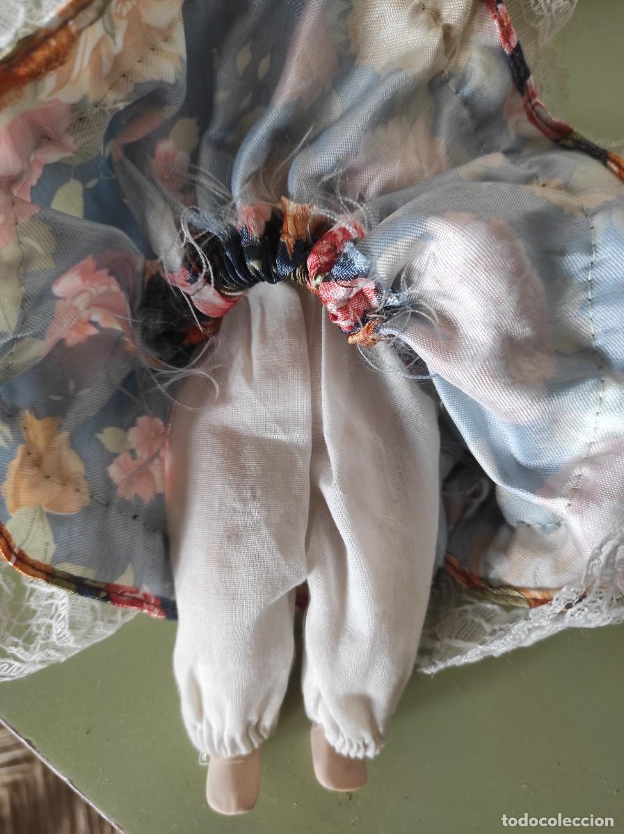 Antig&uuml;edades: Mu&ntilde;eca de porcelana con traje - Foto 2