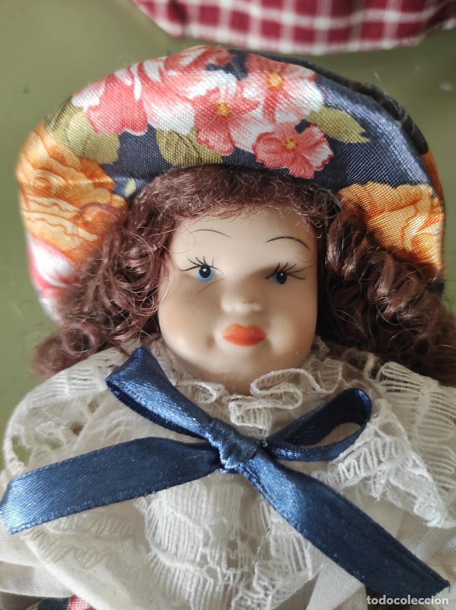 Antig&uuml;edades: Mu&ntilde;eca de porcelana con traje - Foto 3