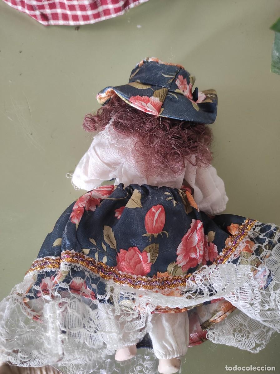 Antig&uuml;edades: Mu&ntilde;eca de porcelana con traje - Foto 4