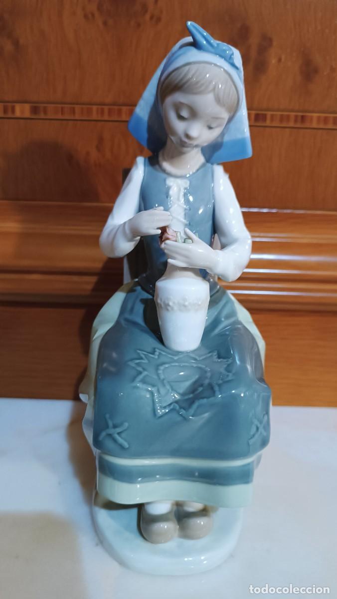 Antig&uuml;edades: Figura lladr&oacute;, ni&ntilde;a con flor - Foto 1