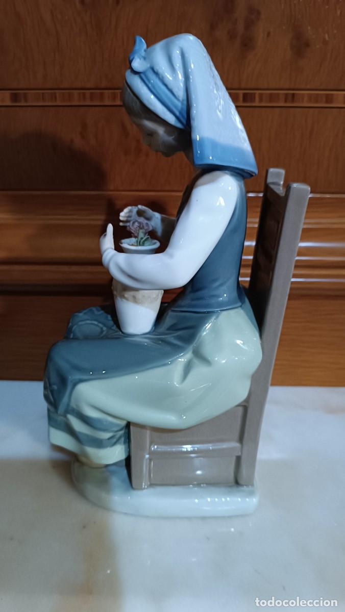 Antig&uuml;edades: Figura lladr&oacute;, ni&ntilde;a con flor - Foto 2