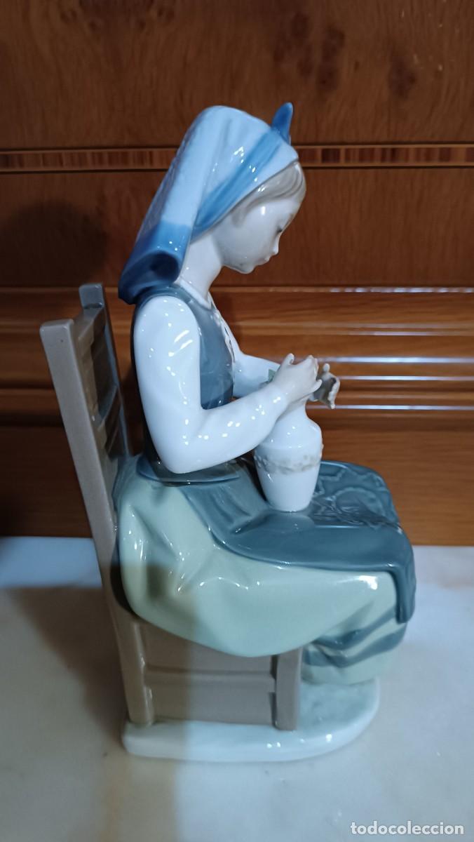 Antig&uuml;edades: Figura lladr&oacute;, ni&ntilde;a con flor - Foto 4
