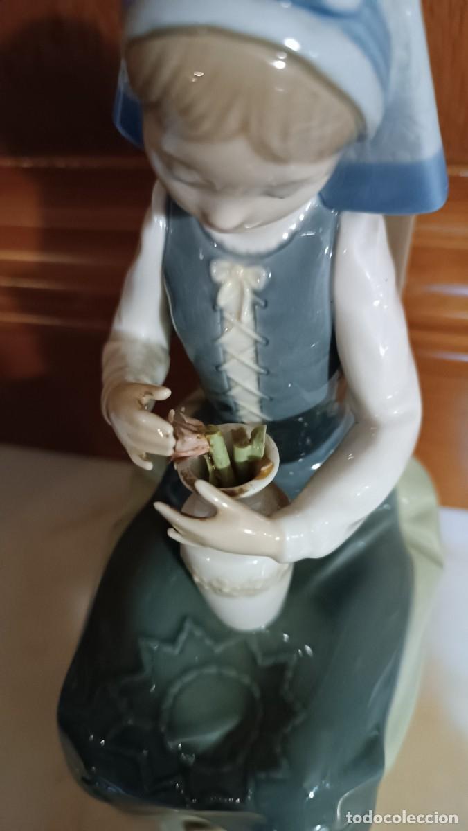 Antig&uuml;edades: Figura lladr&oacute;, ni&ntilde;a con flor - Foto 5