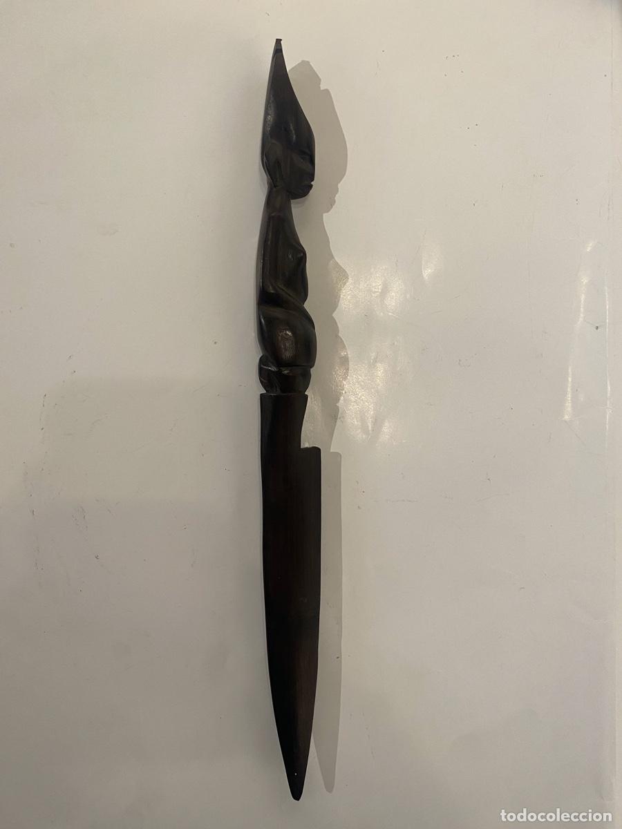 Antig&uuml;edades: Cuchillo de Madera con Talla - Foto 1