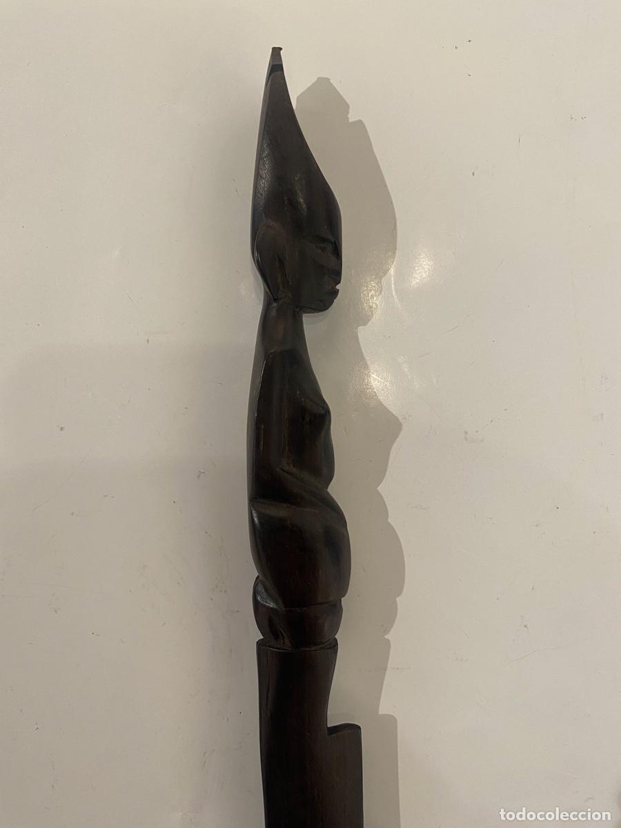 Antig&uuml;edades: Cuchillo de Madera con Talla - Foto 2