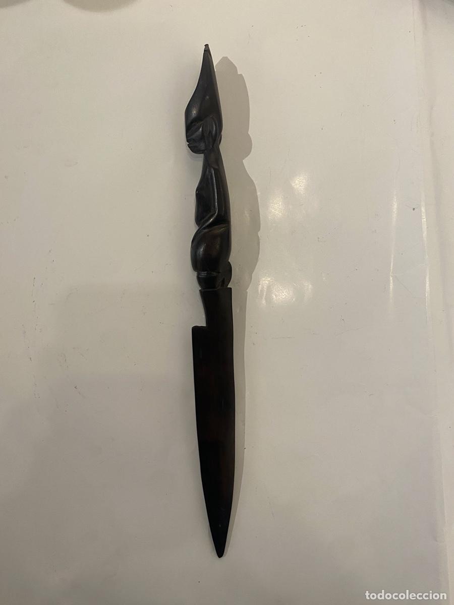 Antig&uuml;edades: Cuchillo de Madera con Talla - Foto 3