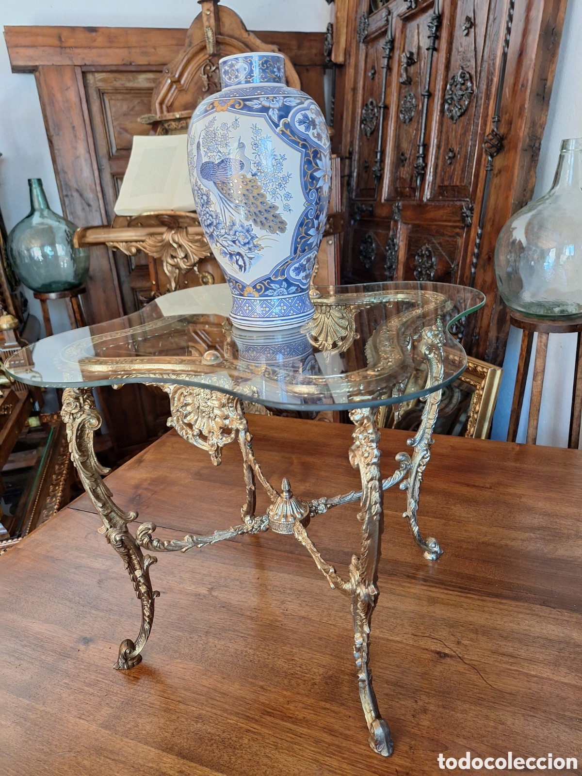 Antig&uuml;edades: Mesa auxiliar de bronce con jarron - Foto 1
