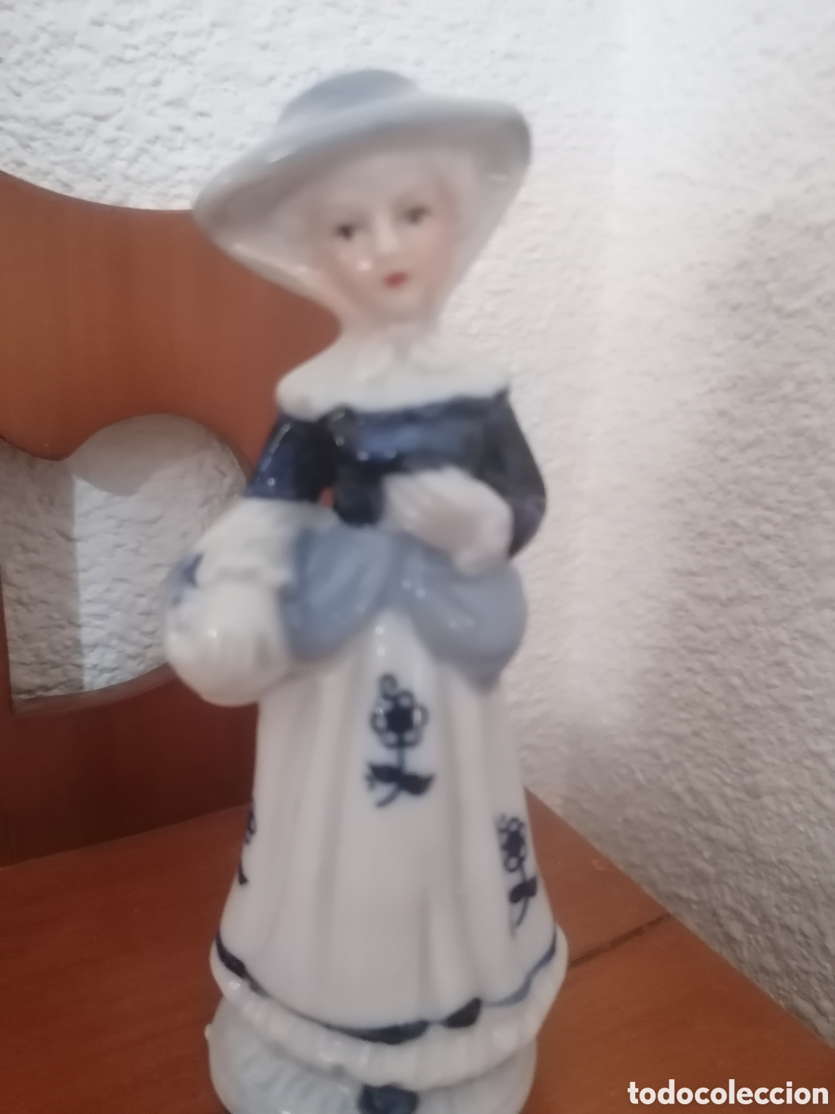 Antiguidades: Antigua Figura de porcelana