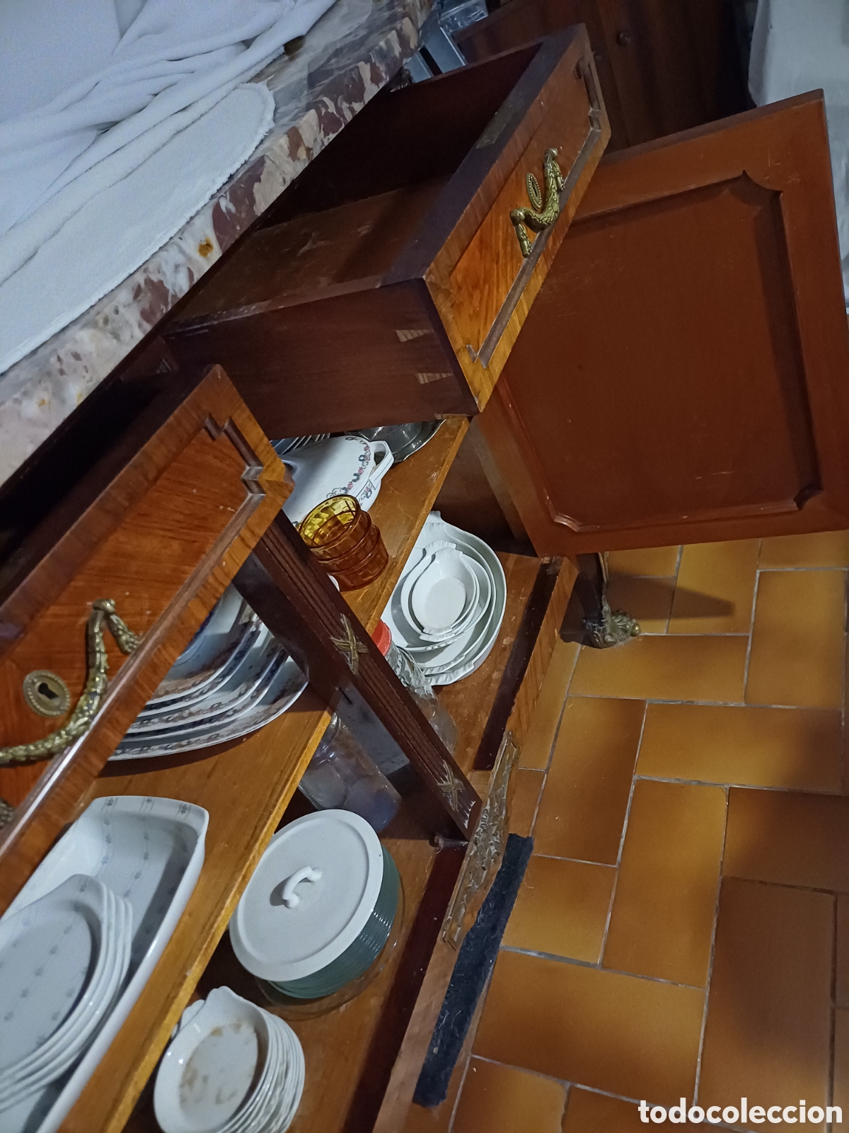 Antig&uuml;edades: Aparador de comedor antiguo - Foto 6