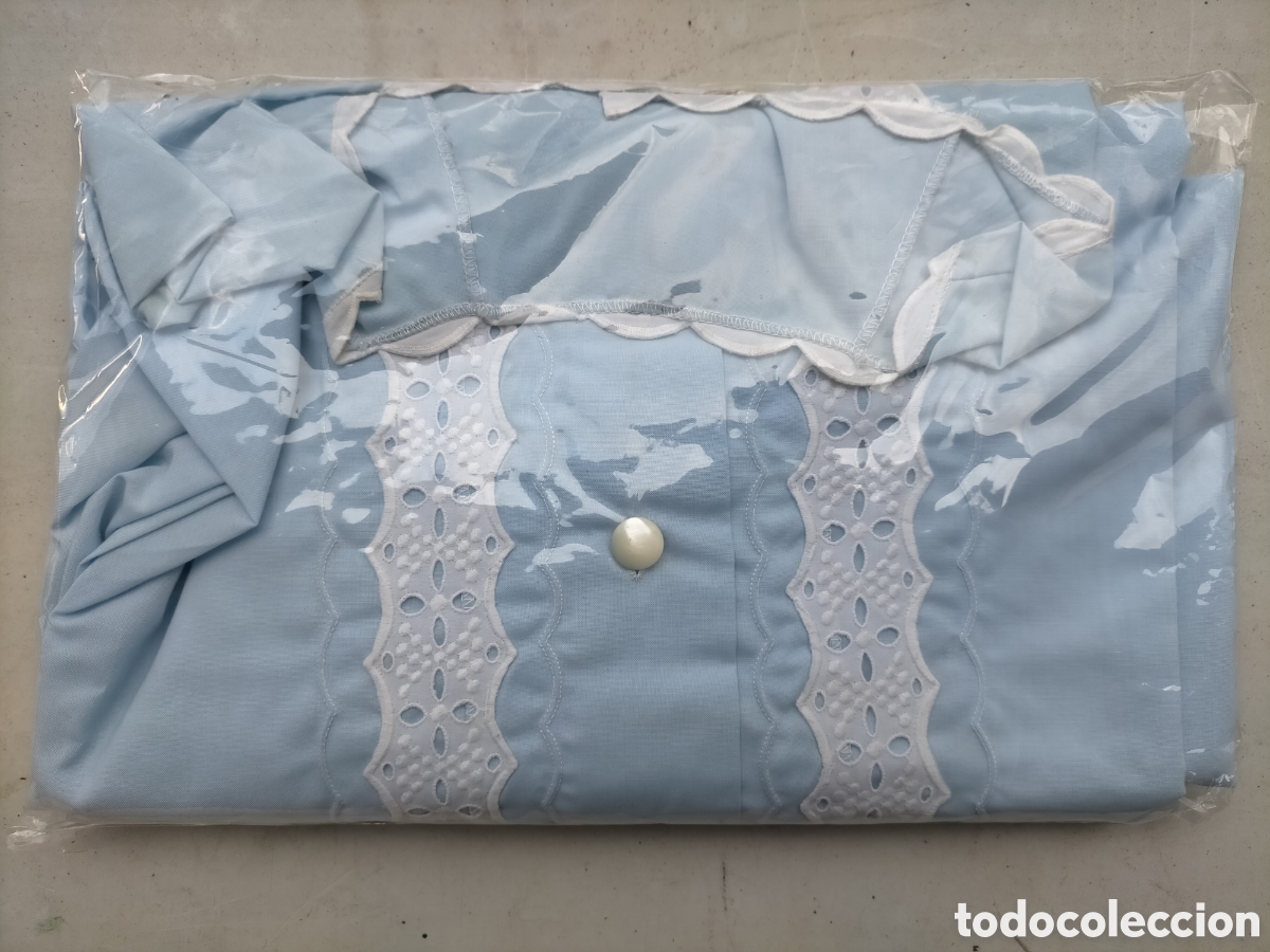 Antig&uuml;edades: Bata de se&ntilde;ora en algod&oacute;n azul con apliques de bordado blanco - Foto 3