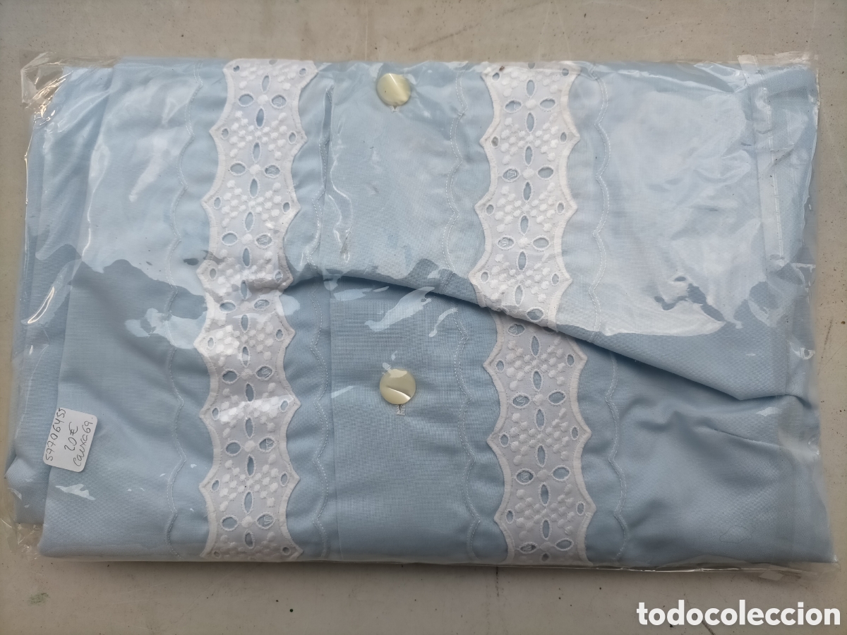 Antig&uuml;edades: Bata de se&ntilde;ora en algod&oacute;n azul con apliques de bordado blanco - Foto 4