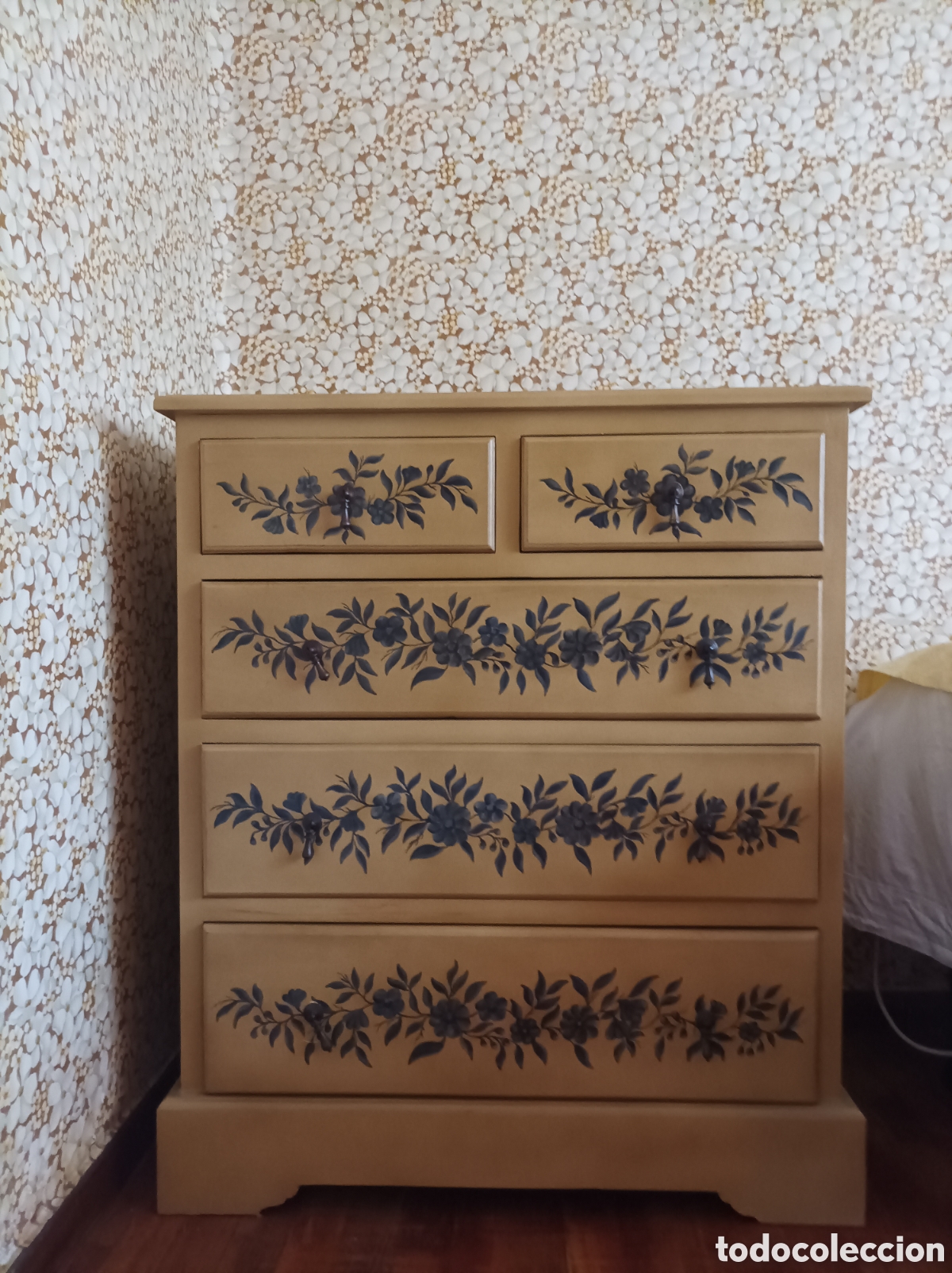 Antig&uuml;edades: C&oacute;moda en madera policromada - Foto 2