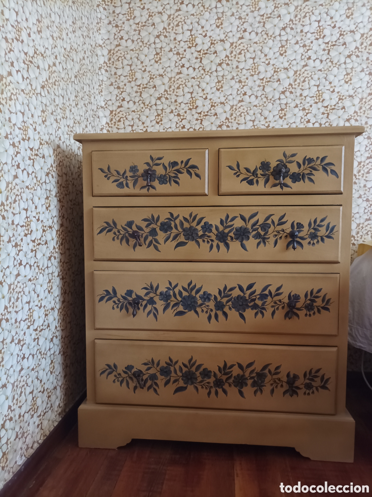 Antig&uuml;edades: C&oacute;moda en madera policromada - Foto 1