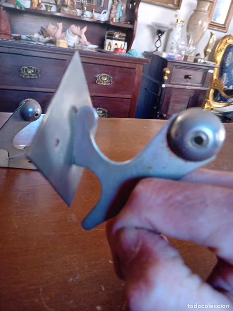 Antig&uuml;edades: 4 perchas vintage de hierro - Foto 2