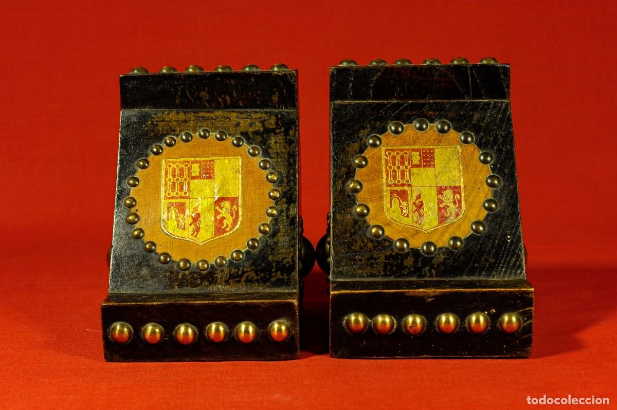 Antig&uuml;edades: Pareja de Sujeta libros de madera euskaldunes - Foto 1