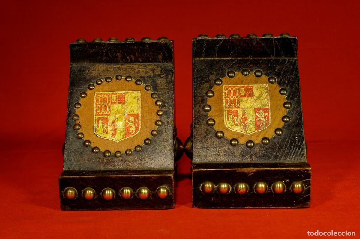 Antig&uuml;edades: Pareja de Sujeta libros de madera euskaldunes - Foto 6