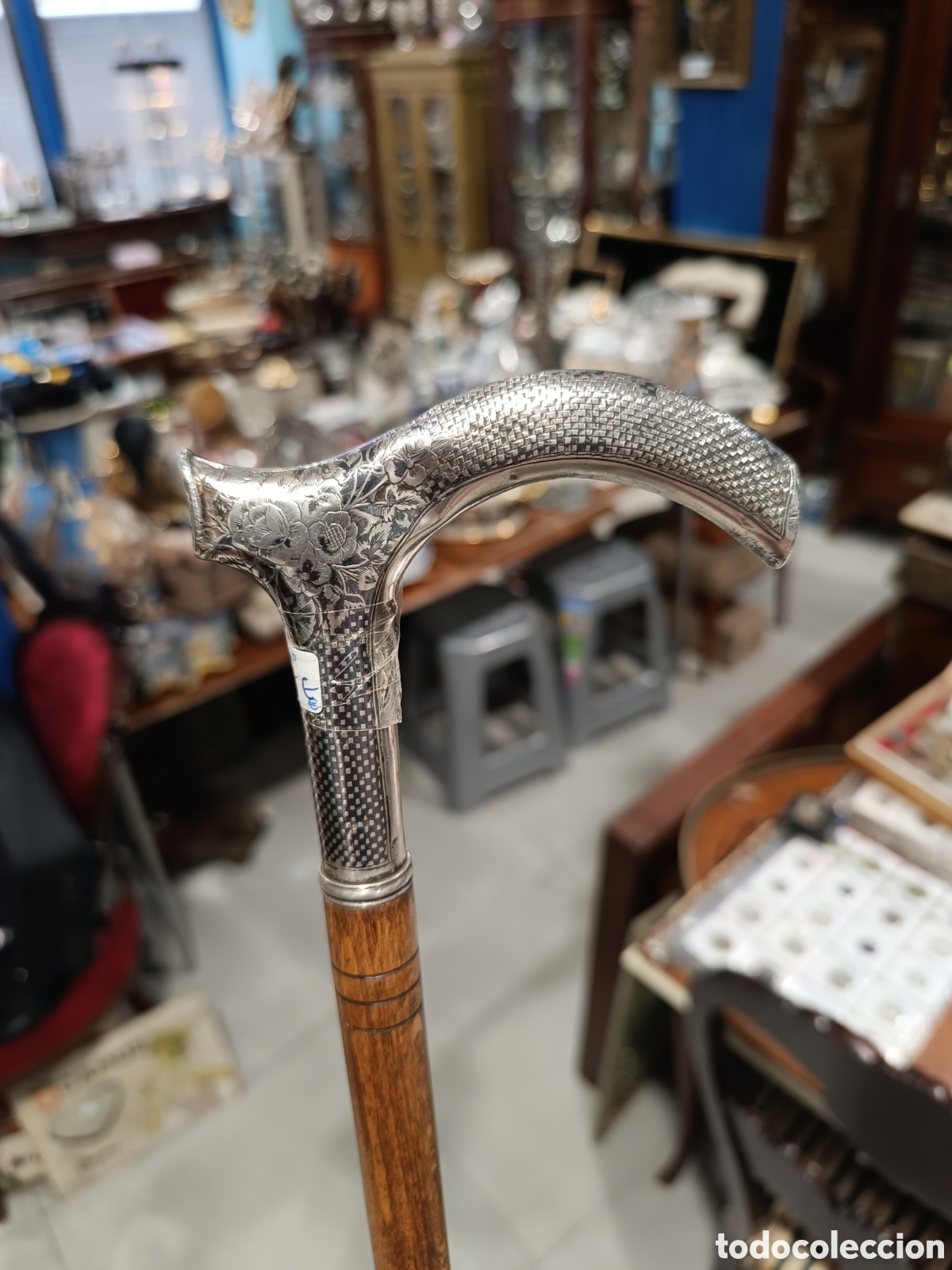 Antig&uuml;edades: Bast&oacute;n con empu&ntilde;adura de plata biselada y palo de madera - Foto 1