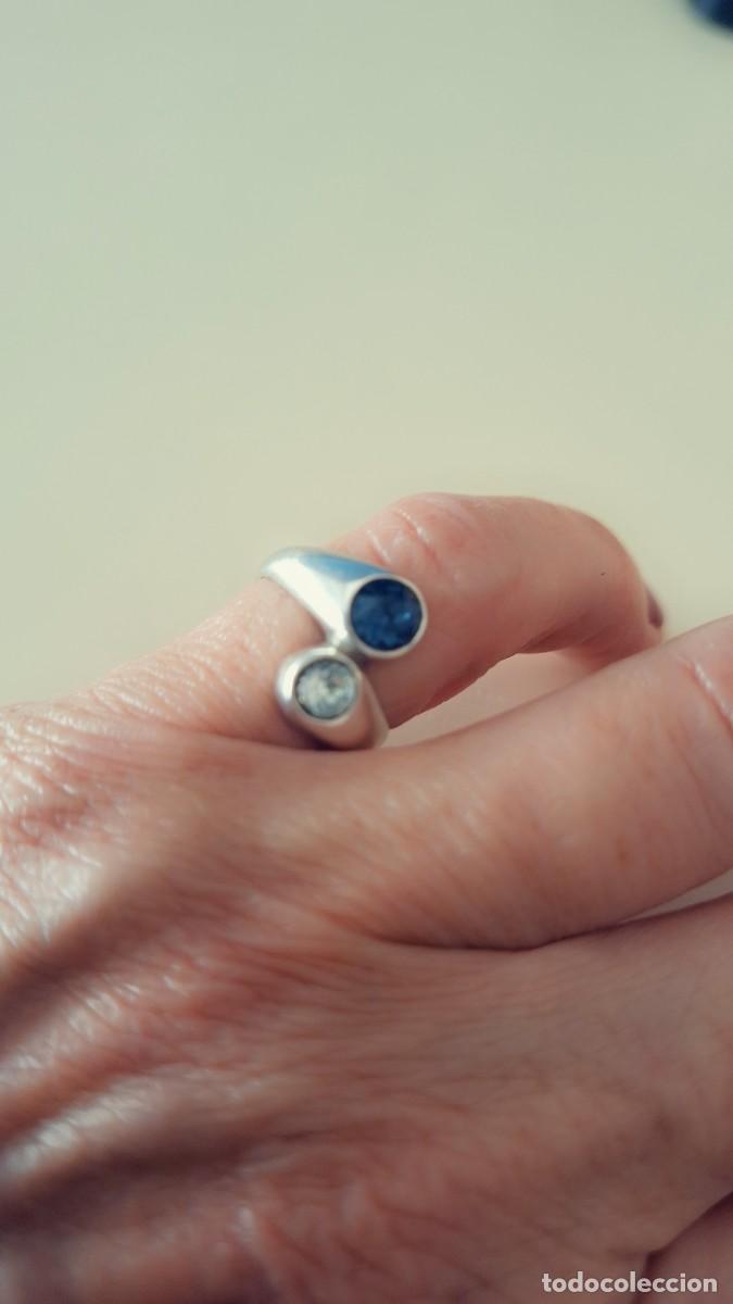 Antig&uuml;edades: Sortija de plata con piedra transparente y azul - Foto 1