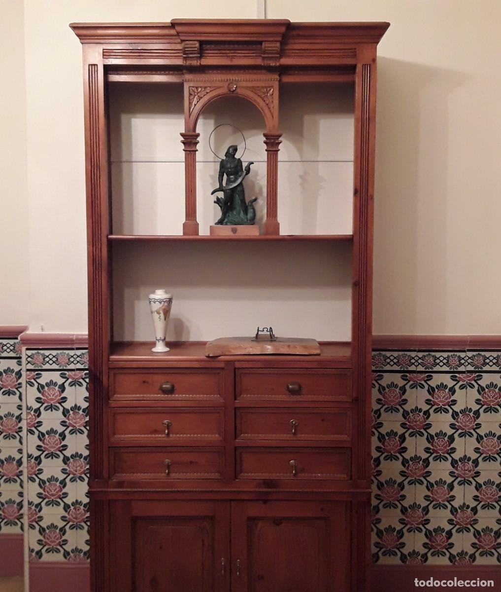 Antiquit&eacute;s: Mueble aparador antiguo con hornacina. Mucha filigrana. Tiradores lat&oacute;n. Unico. Epoca modernismo