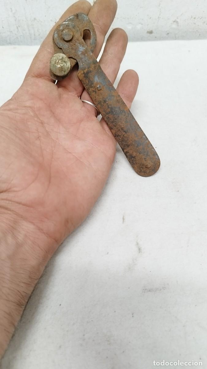 Antig&uuml;edades: Antiguo abrelatas de metal - Foto 1
