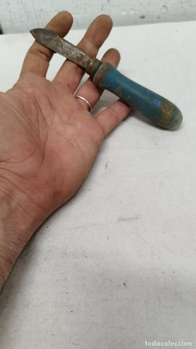 Antig&uuml;edades: Antiguo abrelatas de metal y madera - Foto 1