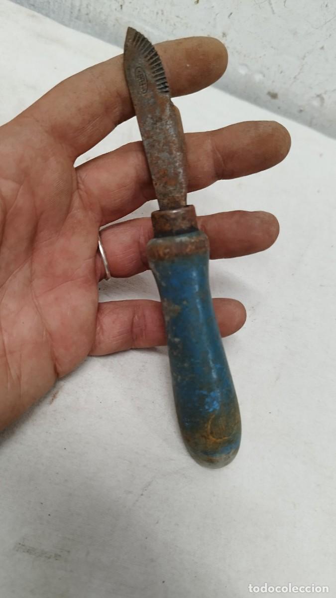 Antig&uuml;edades: Antiguo abrelatas de metal y madera - Foto 2