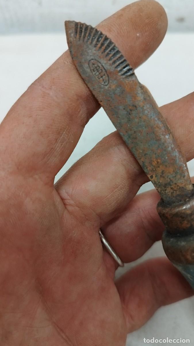 Antig&uuml;edades: Antiguo abrelatas de metal y madera - Foto 3