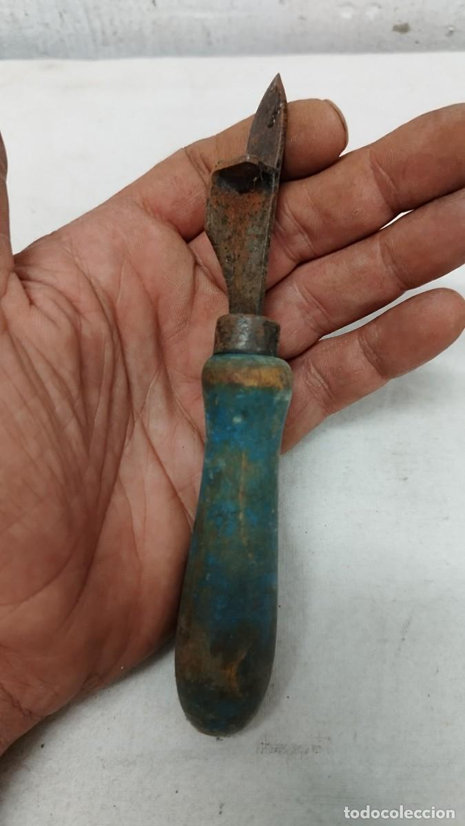Antig&uuml;edades: Antiguo abrelatas de metal y madera - Foto 4