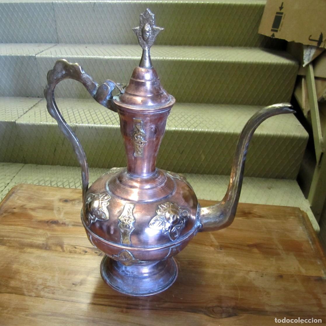 Antig&uuml;edades: Tetera de laton y cobre repujado - Foto 1
