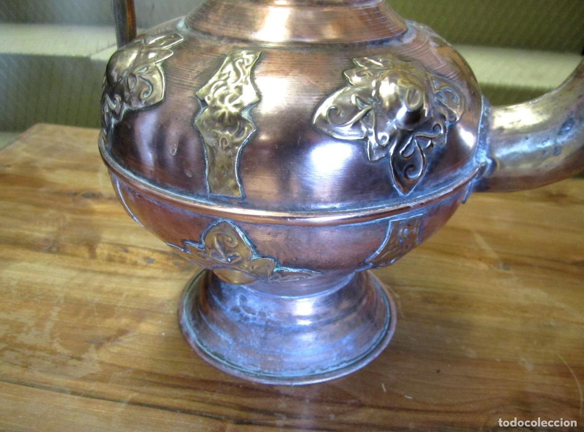 Antig&uuml;edades: Tetera de laton y cobre repujado - Foto 2
