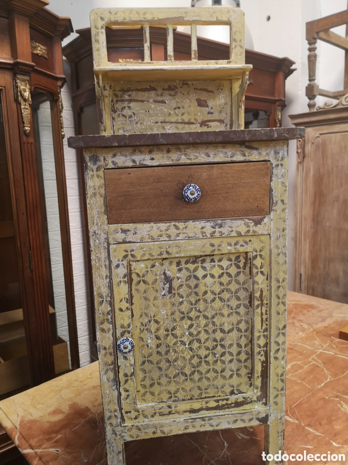 Antig&uuml;edades: Mesita de noche recuperada - Foto 2