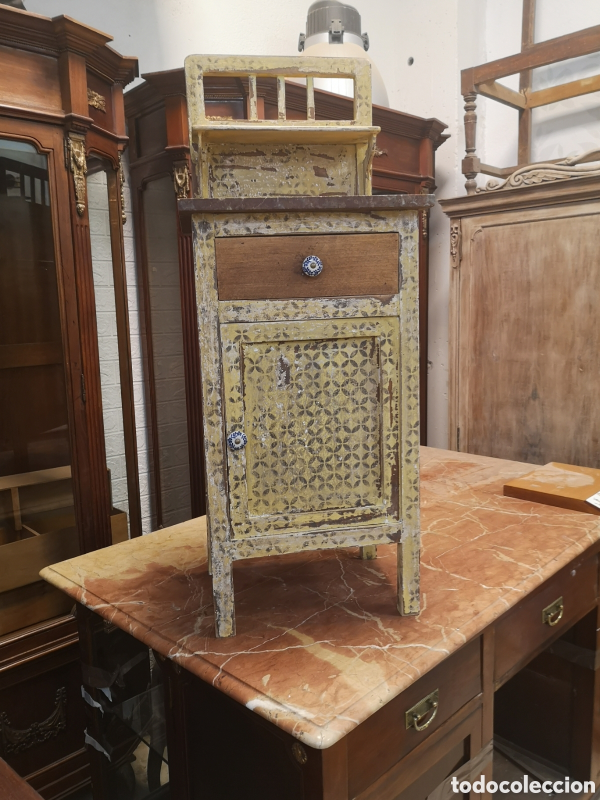 Antig&uuml;edades: Mesita de noche recuperada - Foto 1