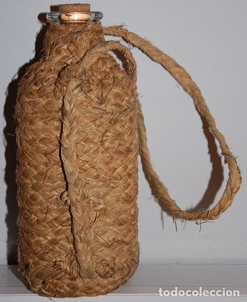Antig&uuml;edades: BOTELLA DE CRISTAL RECTANGULAR CON FUNDA ARTESANAL DE ESPARTO TRENZADO - Foto 1