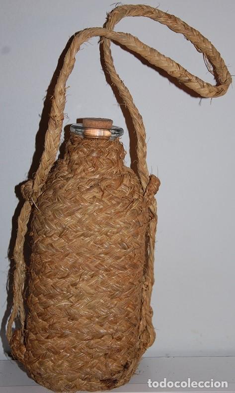Antig&uuml;edades: BOTELLA DE CRISTAL RECTANGULAR CON FUNDA ARTESANAL DE ESPARTO TRENZADO - Foto 2