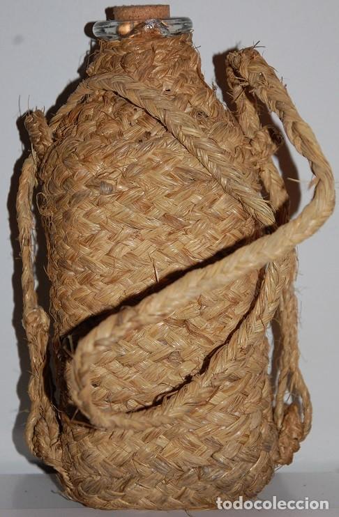 Antig&uuml;edades: BOTELLA DE CRISTAL RECTANGULAR CON FUNDA ARTESANAL DE ESPARTO TRENZADO - Foto 3