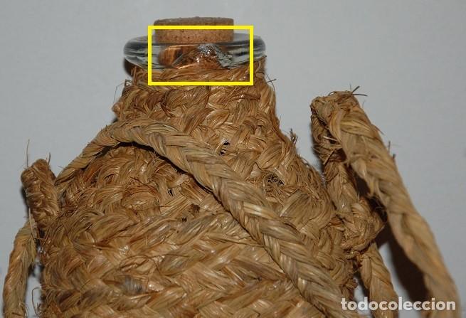 Antig&uuml;edades: BOTELLA DE CRISTAL RECTANGULAR CON FUNDA ARTESANAL DE ESPARTO TRENZADO - Foto 4