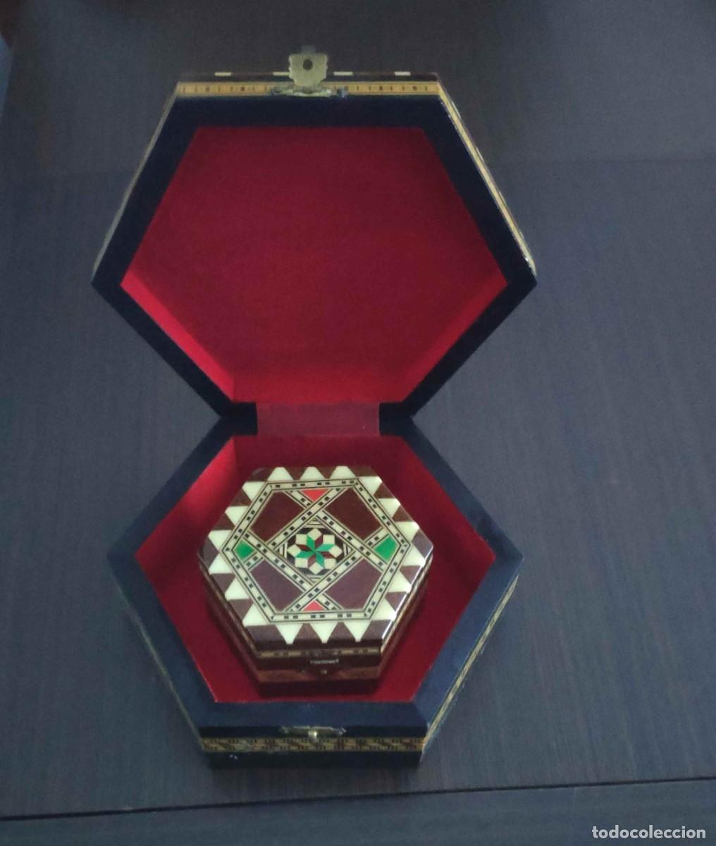 Antig&uuml;edades: 2 cajas hexagonales de Taracea granadina - Foto 3