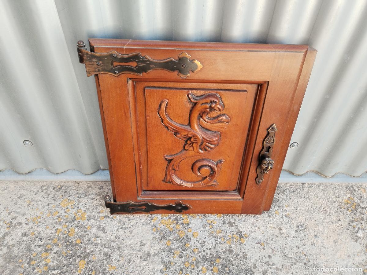 Antig&uuml;edades: puerta de armario en madera tallada - Foto 1