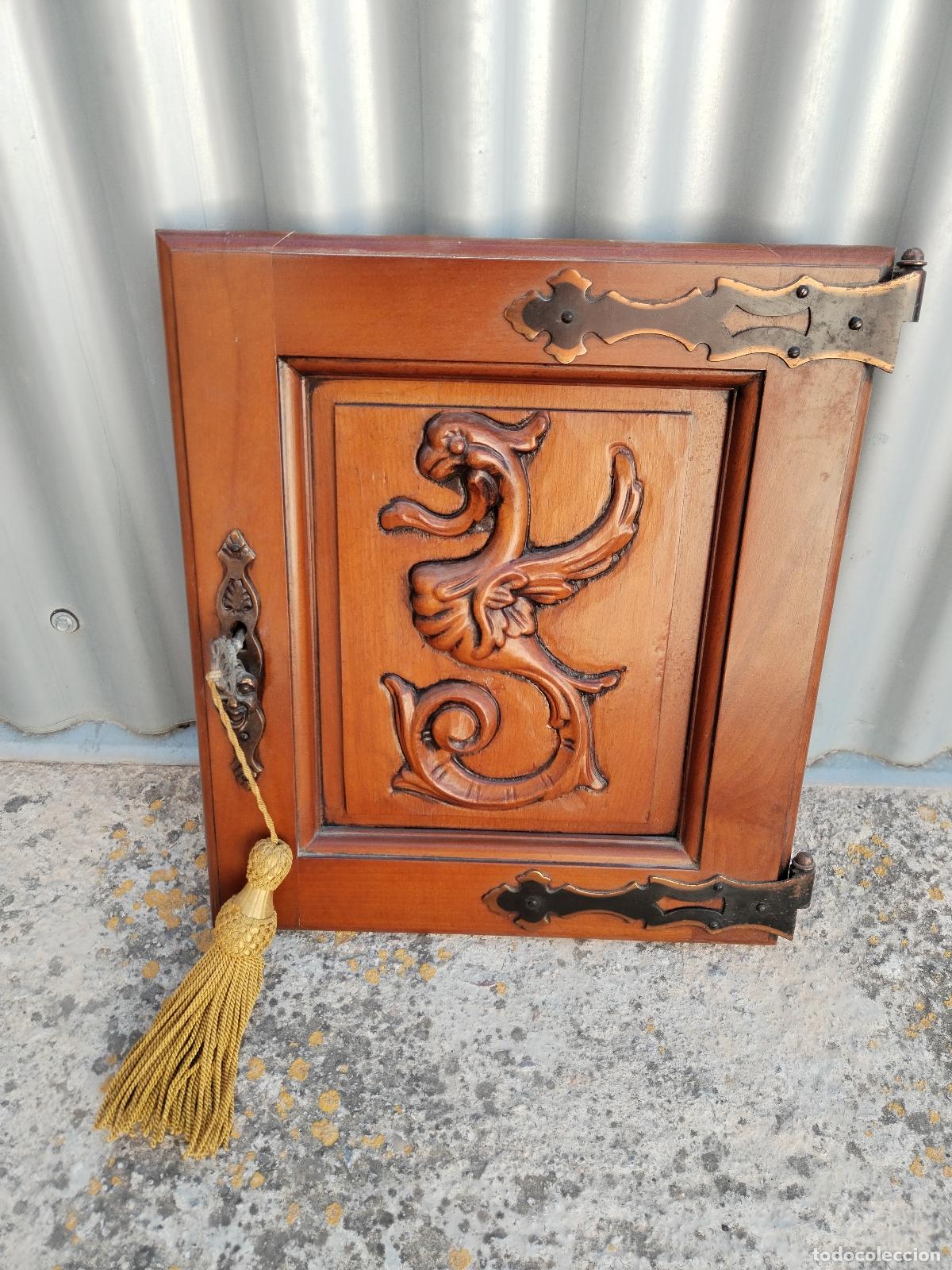 Antig&uuml;edades: puerta de armario en madera tallada - Foto 1