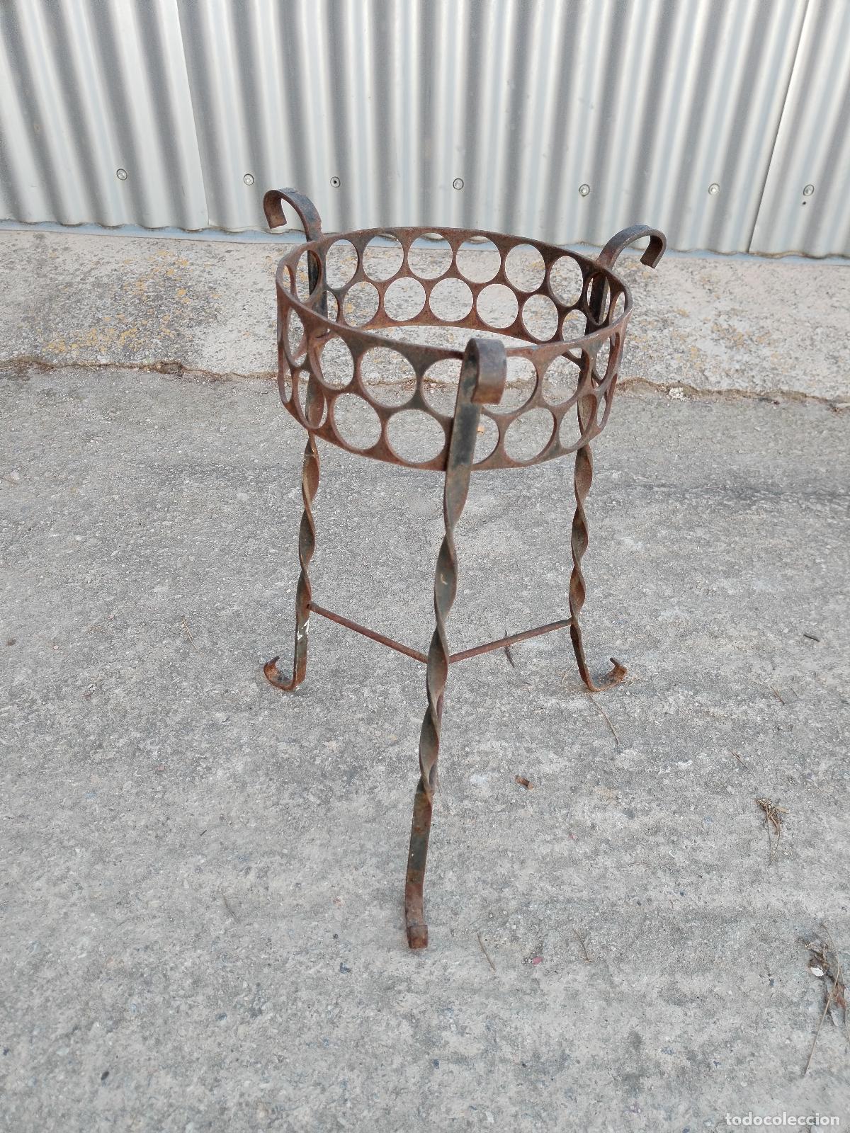 Antig&uuml;edades: antiguo soporte macetero en hierro de forja - Foto 2