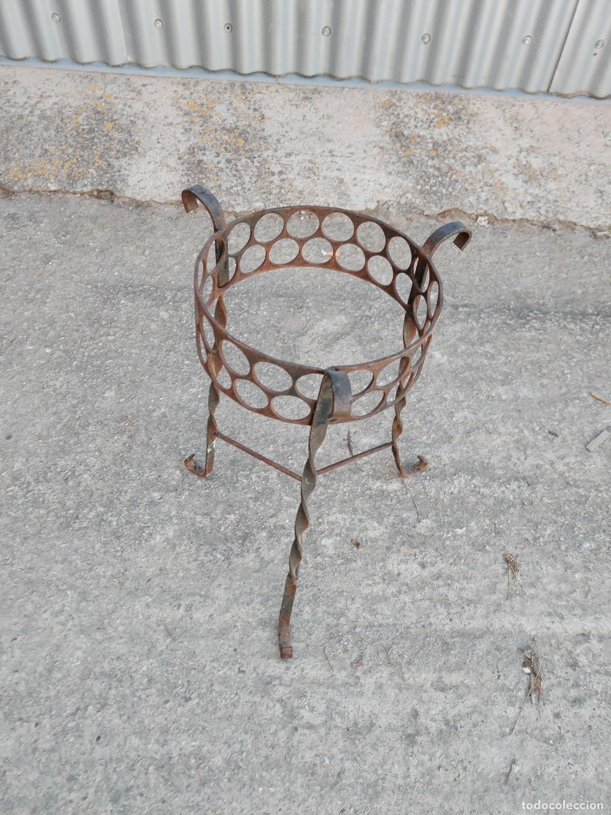 Antig&uuml;edades: antiguo soporte macetero en hierro de forja - Foto 3