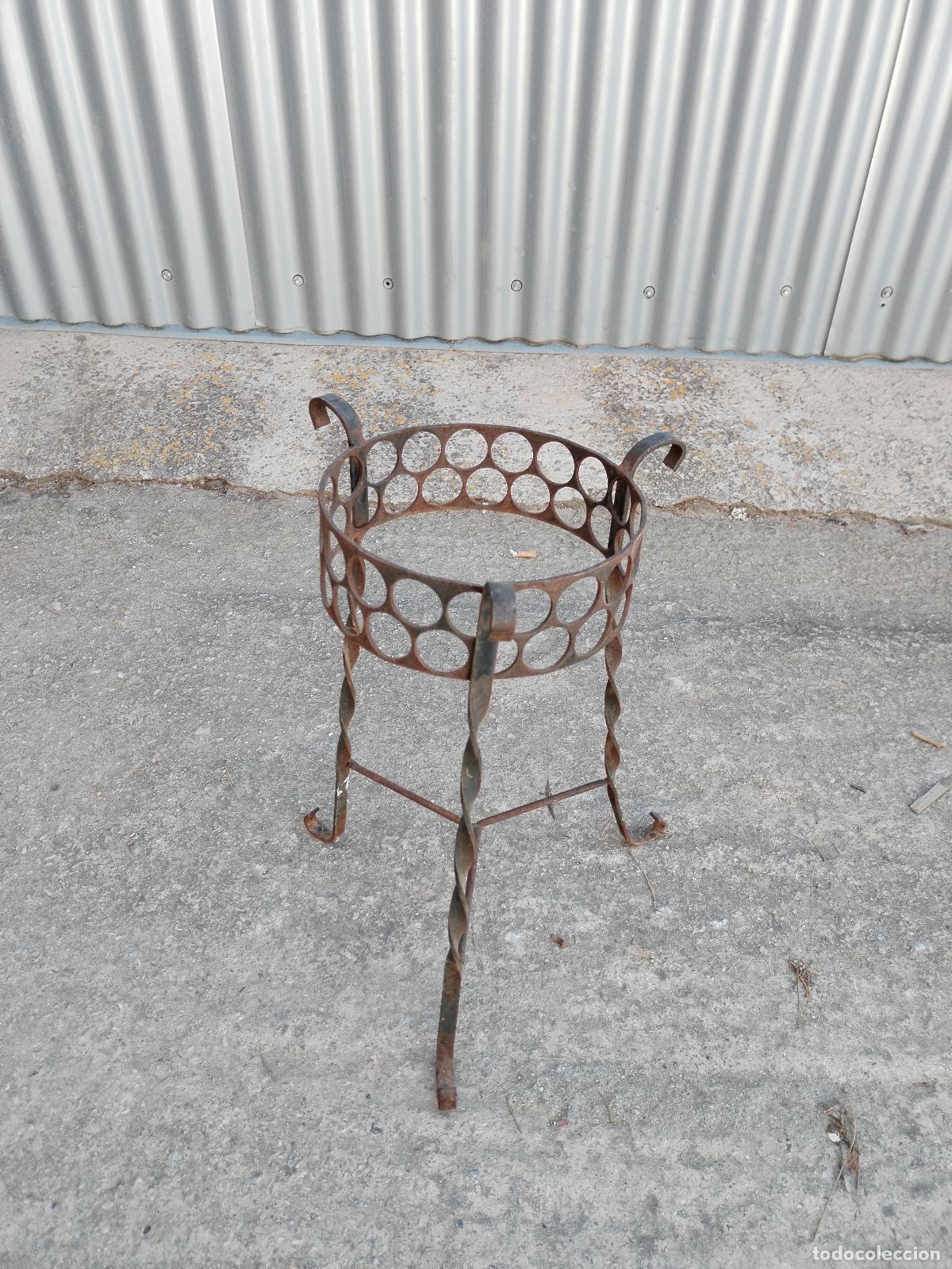 Antig&uuml;edades: antiguo soporte macetero en hierro de forja - Foto 4