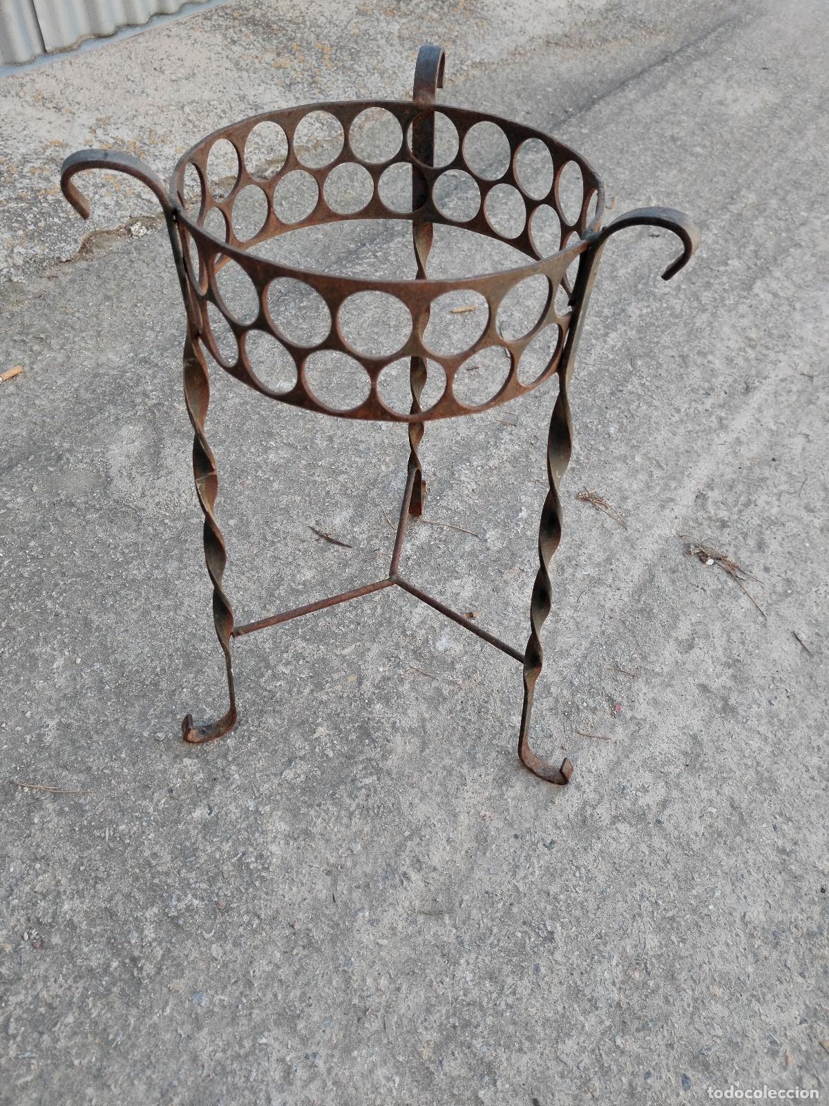 Antig&uuml;edades: antiguo soporte macetero en hierro de forja - Foto 1