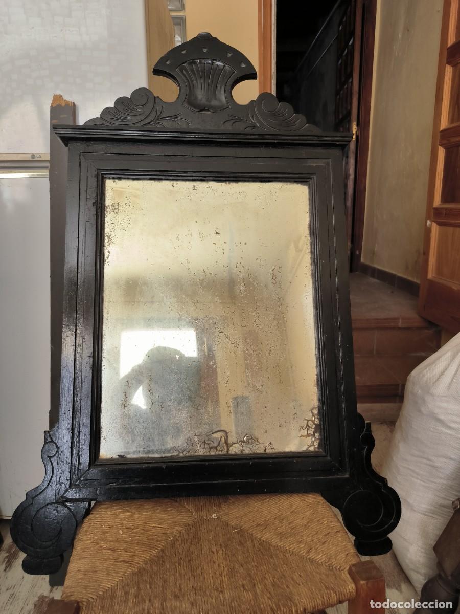 Antig&uuml;edades: Antiguo espejo de pared con marco de madera - Foto 1